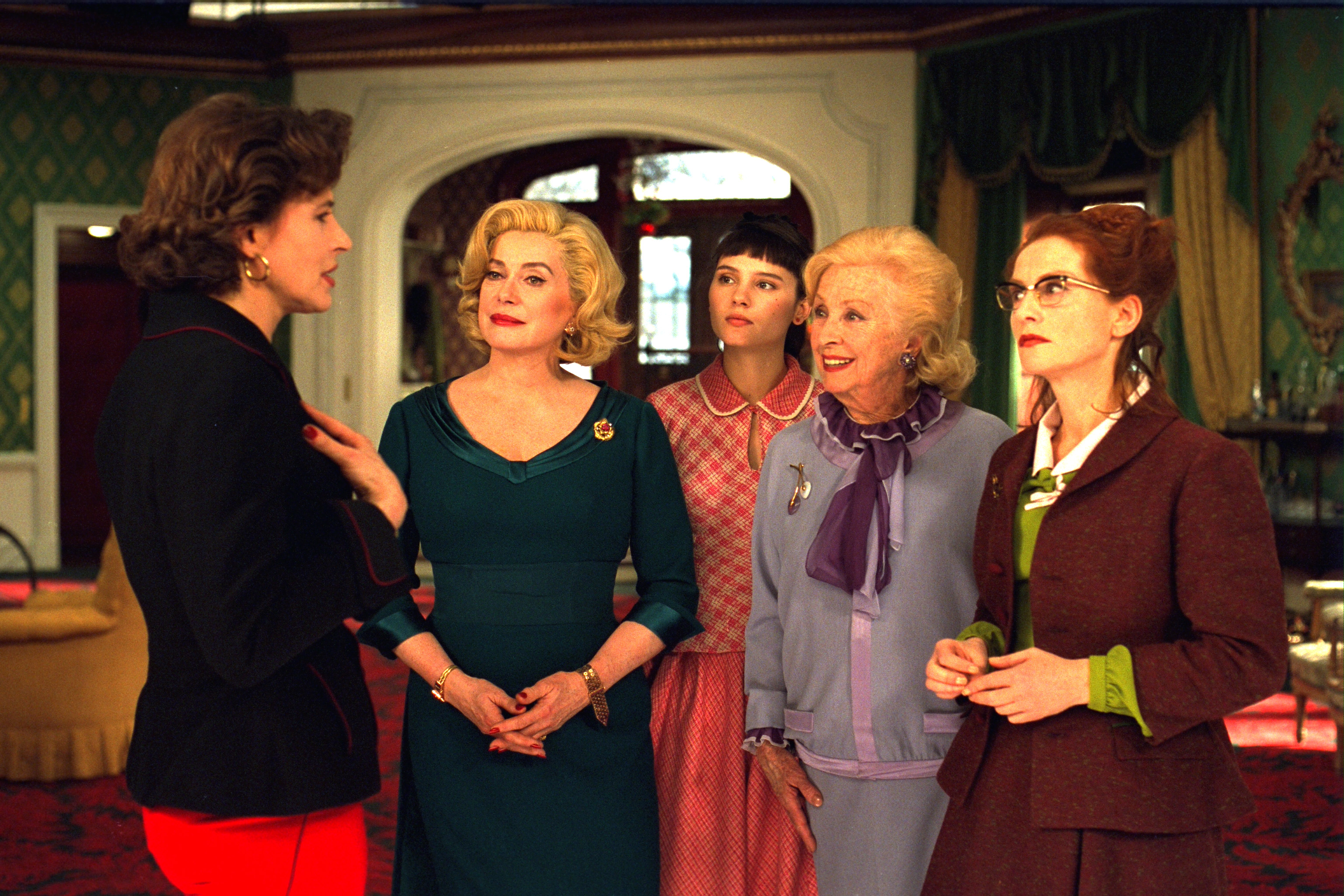 Сайт 8 женщин. Катрин Денев 8 женщин. 8 Женщин / 8 femmes (2001, драма, криминал, комедия).