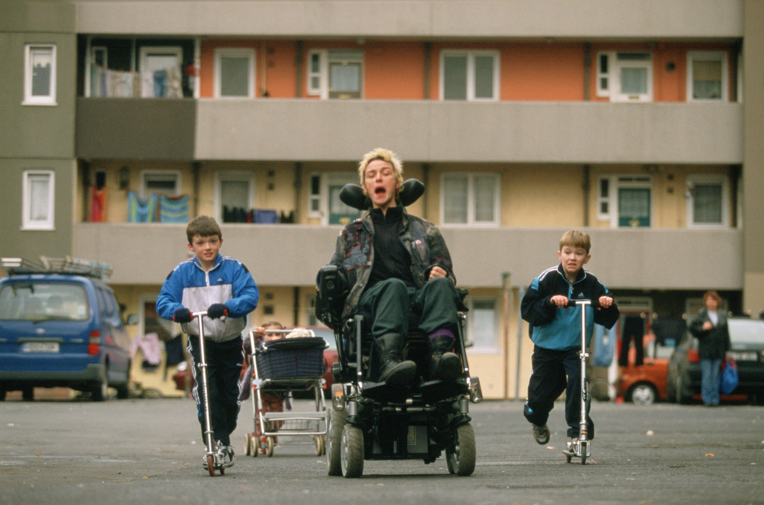Живу с 2 инвалидами. А В душе я танцую 2004. …А В душе я танцую (Великобритания, Ирландия, Франция, 2004).